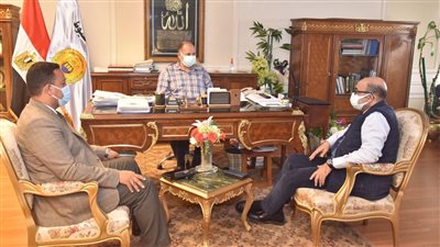 محافظ أسيوط ووكيل الصحة يناقشان توزيع لقاح كورونا بالمحافظة