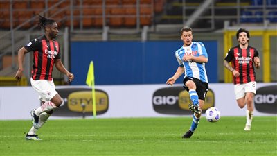 نابولي يوقف قطار ميلان ويفوز عليه بصعوبة في الدوري الإيطالي