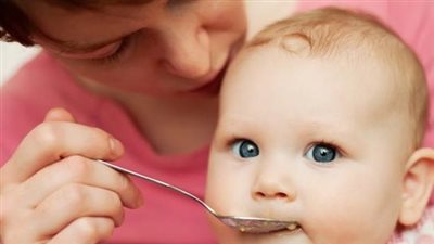 عدم إطعامه بالمعلقة.. طرق سهلة لغرس الأخلاق الحميدة في طفلك