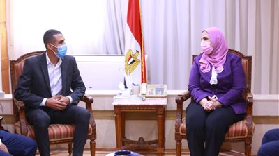 تحملت تكاليف الماجيستير والدكتوراه.. وزيرة التضامن تكرم أحد أبناء دور الأيتام بالشرقية