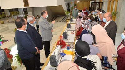 لتدريب وتأهيل الفتيات بمراكز إعداد الأسر المنتجة.. محافظ أسيوط يسلم ماكينات تطريز لجمعيات أهلية