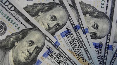 الدولار يرتفع لليوم الثاني مع ارتفاع عائدات سندات الخزانة الأمريكية