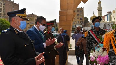 محافظ الفيوم يضع إكليلاً من الزهور على النصب التذكاري احتفالًا بالعيد القومي (صور)