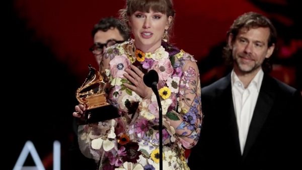 تايلور سويفت تفوز