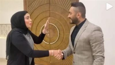معجبة ترتجف من الفرحة بعد رؤية تامر حسني (فيديو)