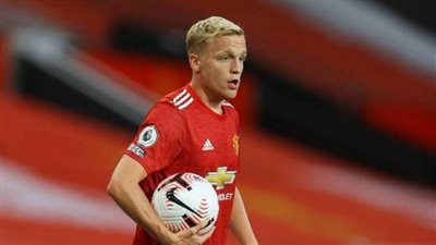 فان دي بيك يدرس عروضًا لتجربة جديدة خارج مانشستر يونايتد في يناير