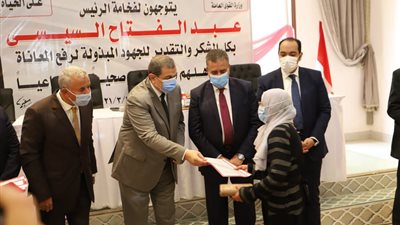 سعفان ومحافظ المنوفية يسلمان 15 عقد عمل لذوي الهمم والعزيمة 