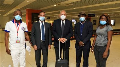 العامري فاروق يؤازر لاعبي الأهلي قبل مواجهة فيتا كلوب بدوري الأبطال 