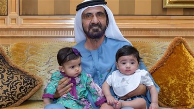 رواد موقع التواصل الاجتماعى يحتفون بصورة لحاكم دبي مع أحفاده