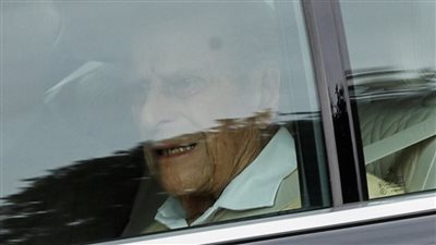 الأمير فيليب يغادر المستشفى بعد خضوعه لعملية جراحية في القلب (صور)