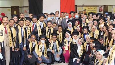 دون كمامات.. تنظيم حفل تخريج الدفعة السابعة لكلية طب قنا