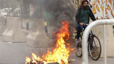 محتجون لبنانيون يشعلون النيران ويقطعون الطرق لتردي الوضع المالي للبلاد