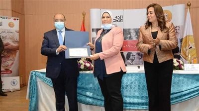 وزير التنمية المحلية يكرم رئيس مدينة دسوق بكفر الشيخ في يوم المرأة (صور)