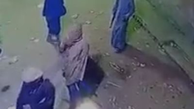 كاميرات المراقبة ترصد 4 لصوص بحوزتهم أسلحة نارية يسرقون 