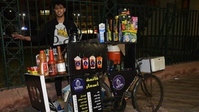 شاب يتحدى الفقر والبطالة بـ