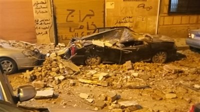 بعد انهيار في بنيانه.. إزالة الأجزاء الخطرة من عقار بـ