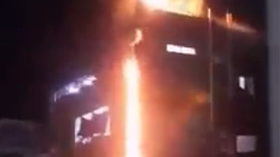 السيطرة على حريق هائل في مدخنة مطعم ببورسعيد (فيديو)