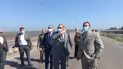 محافظ كفر الشيخ يضبط سيارة تسير عكس الاتجاه على رافد الطريق الدولي