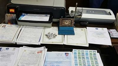 القبض على مبرمج كمبيوتر تخصص في تزوير العملات والمستندات
