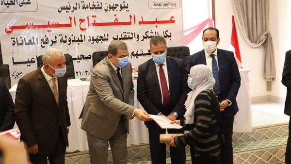 تسليم عقود عمل لذوي