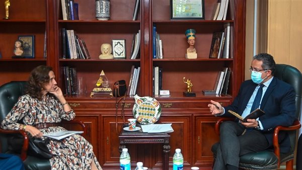  وزير السياحة مع