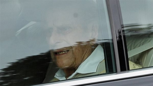 الأمير فيليب يغادر