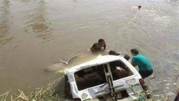 انقلاب سيارة في ترعة