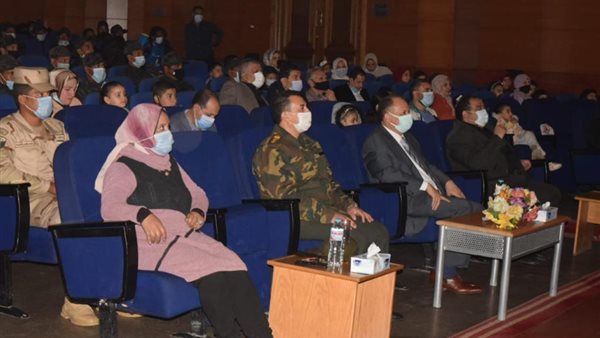 جانب حضور العرض المسرحي