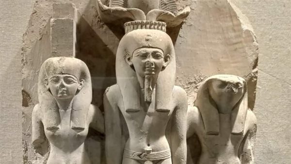 عرض تماثيل للمرأة