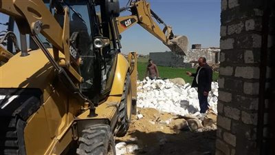 إزالة 3 حالات تعدٍّ على الأراضي الزراعية بقرية سرسنا في الفيوم (صور)