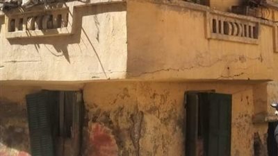 تمهيدًا لإزالتهما.. إخلاء منزلين آيلين للسقوط بمركز أبو المطامير في البحيرة (صور)
