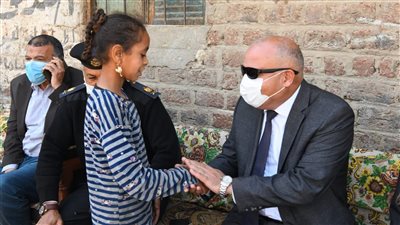 صرف إعانة عاجلة لأسرة عامل توفي أثناء العمل في قنا