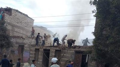 السيطرة على حريق نشب بأحد المنازل الريفية في المنيا (صور)