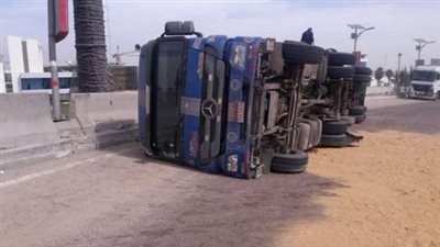 إصابة 12 عاملا إثر انقلاب سيارة نقل أثناء عودتهم من العمل بقنا