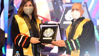 منح وزيرة الهجرة درع الأكاديمية العربية للعلوم والتكنولوجيا خلال مشاركتها في حفل تخرج طلاب الدراسات العليا
