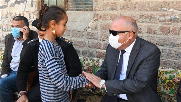 المحافظ يؤدي واجب