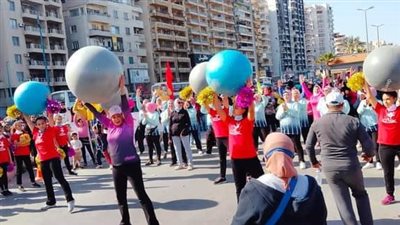 يوم رياضي للاحتفال باليوم العالمي للمرأة على كورنيش الإسكندرية (صور)