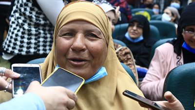 الأم المثالية فاطمة سيد أحمد.. تبرعت بـ5 فدادين وعملت بالبناء وحصلت على ليسانس آداب