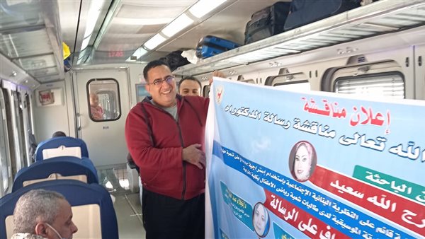 أستاذ جامعي يُظهر