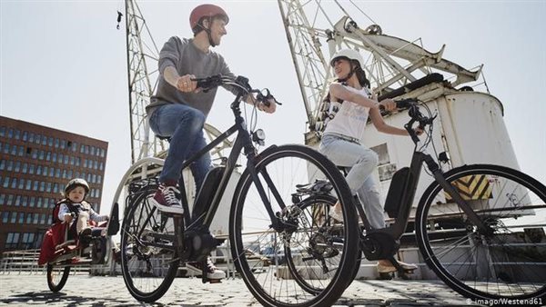 يركبون الدراجات