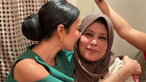 ميرهان حسين مع والدتها