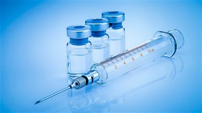 فتاة سعودية تطرح سؤالًا غريبًا: تلقيت لقاح أكسفورد وخطيبي فايزر فهل أتزوجه؟