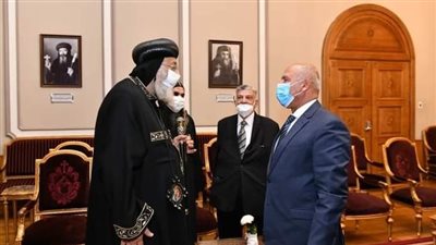 البابا تواضروس يلتقي وزير النقل بالمقر البابوي في القاهرة