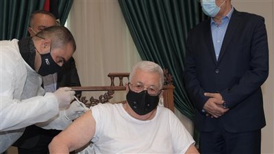 الرئيس الفلسطيني محمود عباس يتلقى اللقاح المضاد لفيروس 