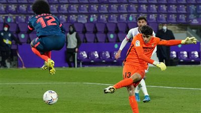 بعد تسجيله هدف التعادل.. ياسين بونو يدخل تاريخ إشبيلية