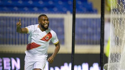 يوسف نياكاتي يقود هجوم الوحدة أمام العين بالدوري السعودي 