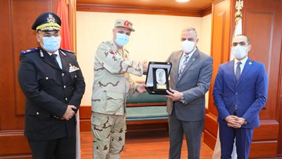 محافظ سوهاج ومدير جمعية المحاربين القدماء يكرمان أسر الشهداء ومصابي العمليات الحربية (صور)