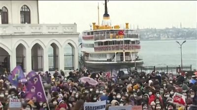 رفضًا لقرار أردوغان.. نساء تركيا يتظاهرن ضد الحكومة في عيد الأم