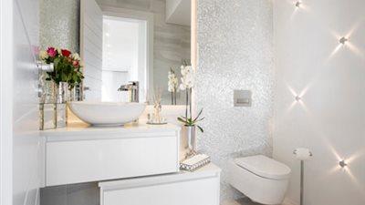 دش مزدوج ومقعد خشبي.. عناصر تجعل حمامك عصريًا 