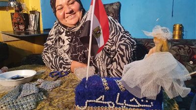 من بائعة مناديل إلى سائقة تروسيكل.. السيدة محروسة تهزم إعاقتها بالنجاح